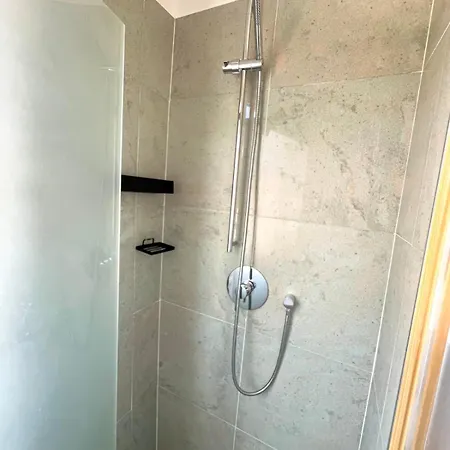 Tassigny Stylish - 2 Bedroom Sleeps 4 Free Parking *