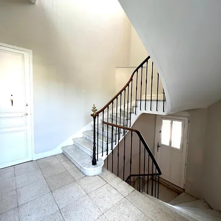 Tassigny Stylish - 2 Bedroom Sleeps 4 Free Parking Apartment