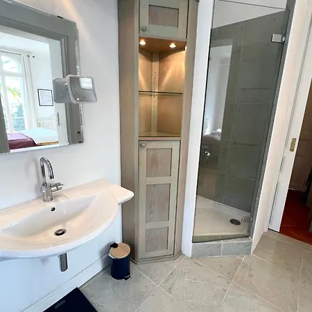 Tassigny Stylish - 2 Bedroom Sleeps 4 Free Parking Cannes