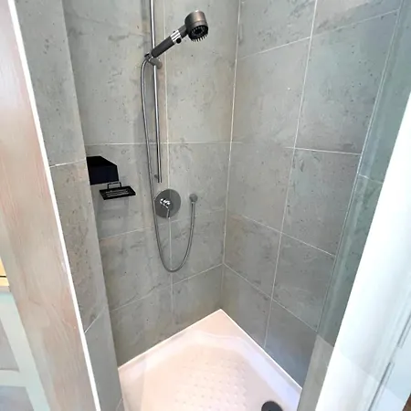 Tassigny Stylish - 2 Bedroom Sleeps 4 Free Parking Cannes