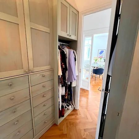 Apartment Tassigny Stylish - 2 Bedroom Sleeps 4 Free Parking *