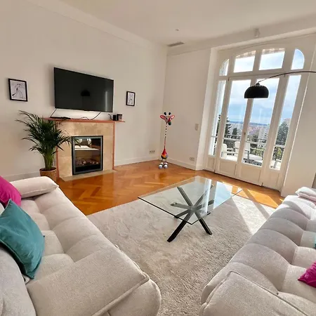 Tassigny Stylish - 2 Bedroom Sleeps 4 Free Parking Apartment