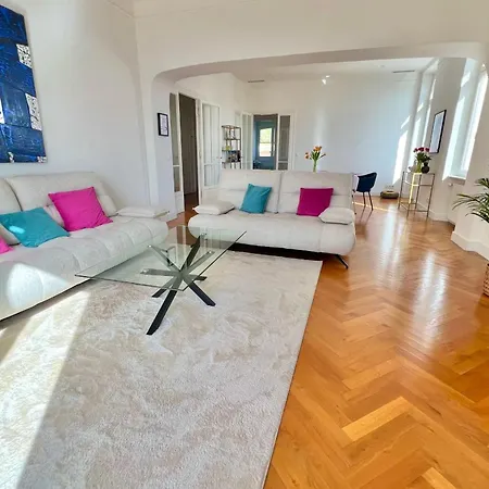 Apartment Tassigny Stylish - 2 Bedroom Sleeps 4 Free Parking *